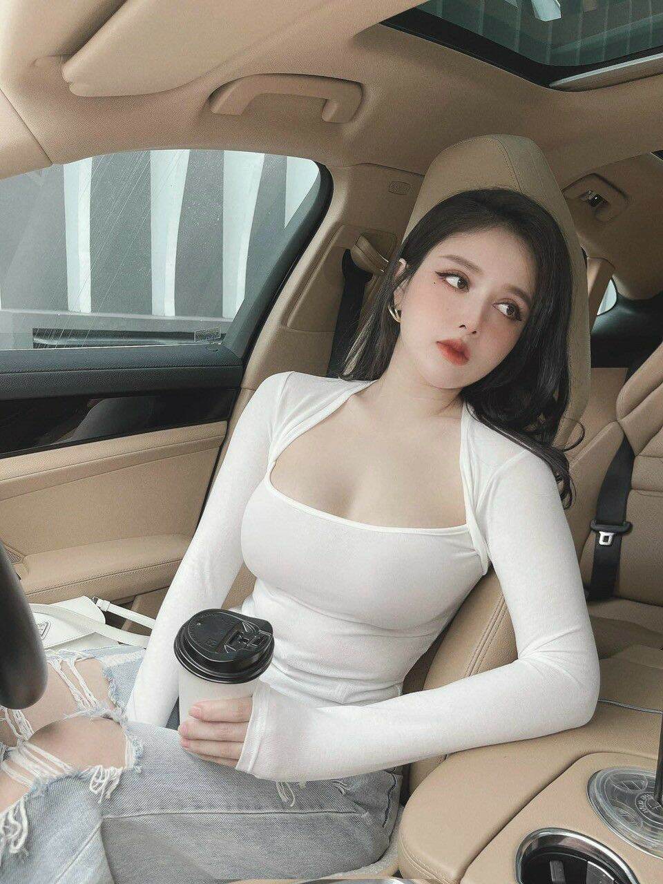Áo thun gân cổ vuông chéo