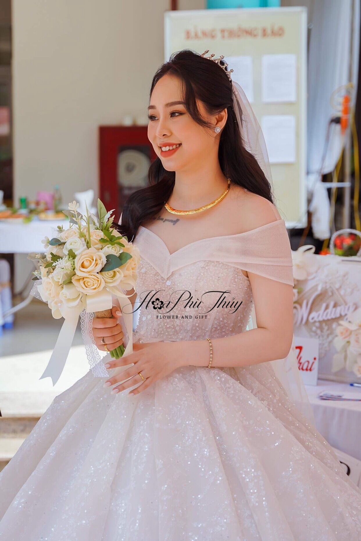 Hoa cưới cầm tay cô dâu bằng sáp thơm