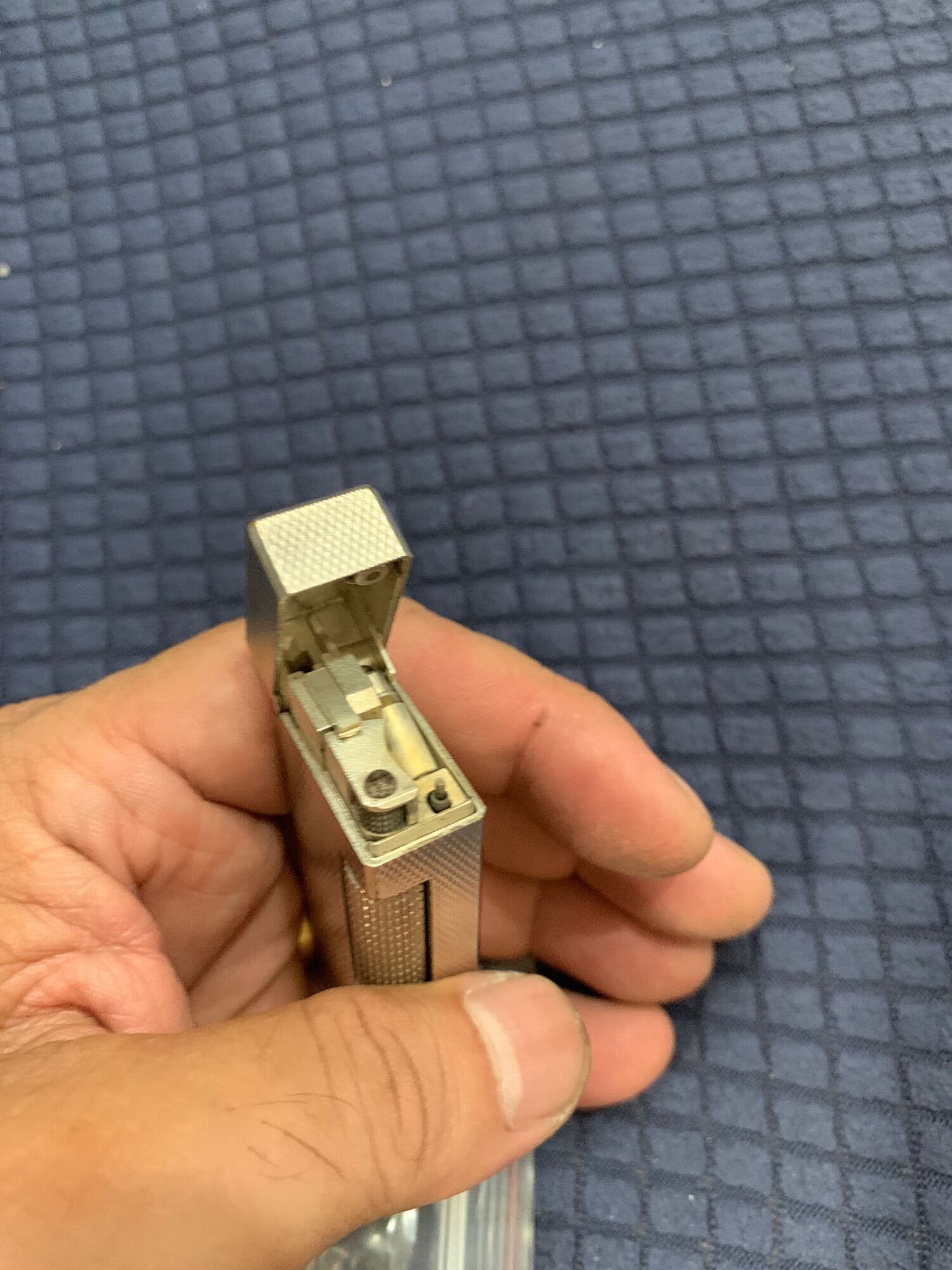 Bật lửa Dunhill bọc bạc khối.