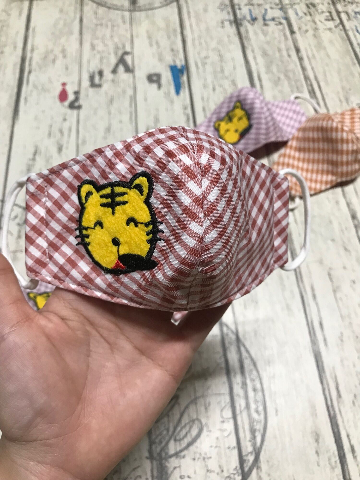 Khẩu trang vải caro thêu hình thú cho bé dưới 2 tuổi