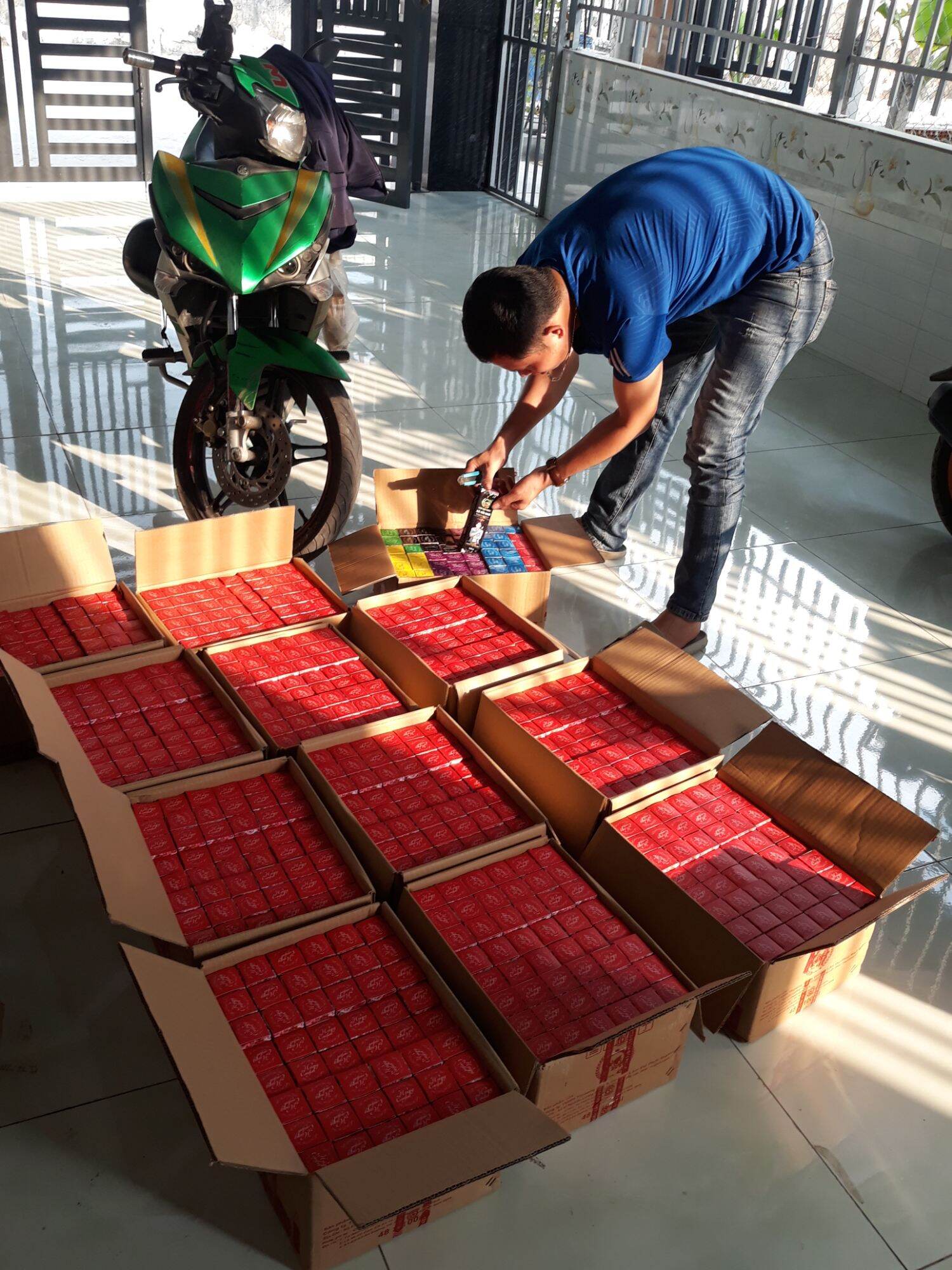 10 CHAI XỊT XẢ VẢI KHÔ ( Màu Đỏ HƯƠNG COM.FOR )