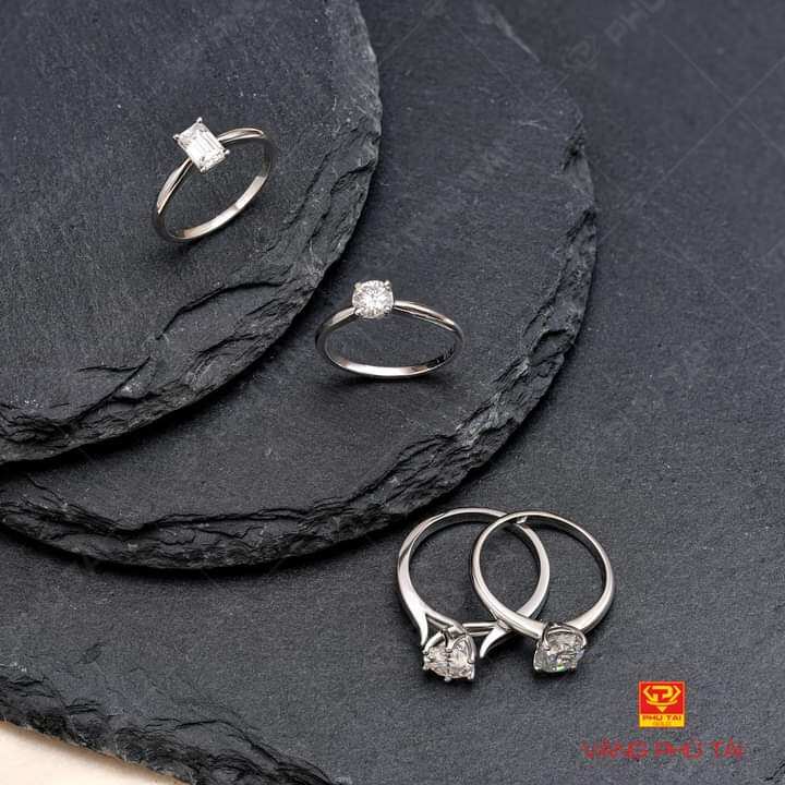 Nhẫn nữ trang sức màu bạc trắng như ảnh
