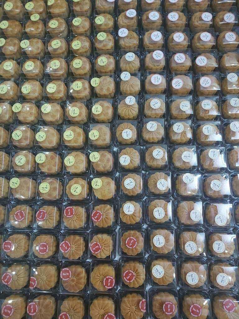 Năm nay bếp em khai trương bánh trung thu sớm. ăn trái mùa coi bộ ngon . 🥰🥰 Bánh ăn bao ghiền luôn nè  💐💐 Bánh em có các loại nhân thập cẩm, sữa dừa, khoai môn, đậu xanh, mè đen, lá dứa