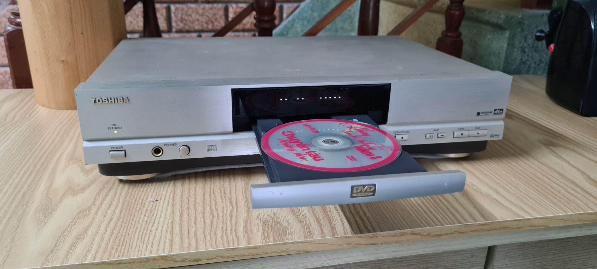 Đầu phát DVD/CD cao cấp toshiba face vàng 21w