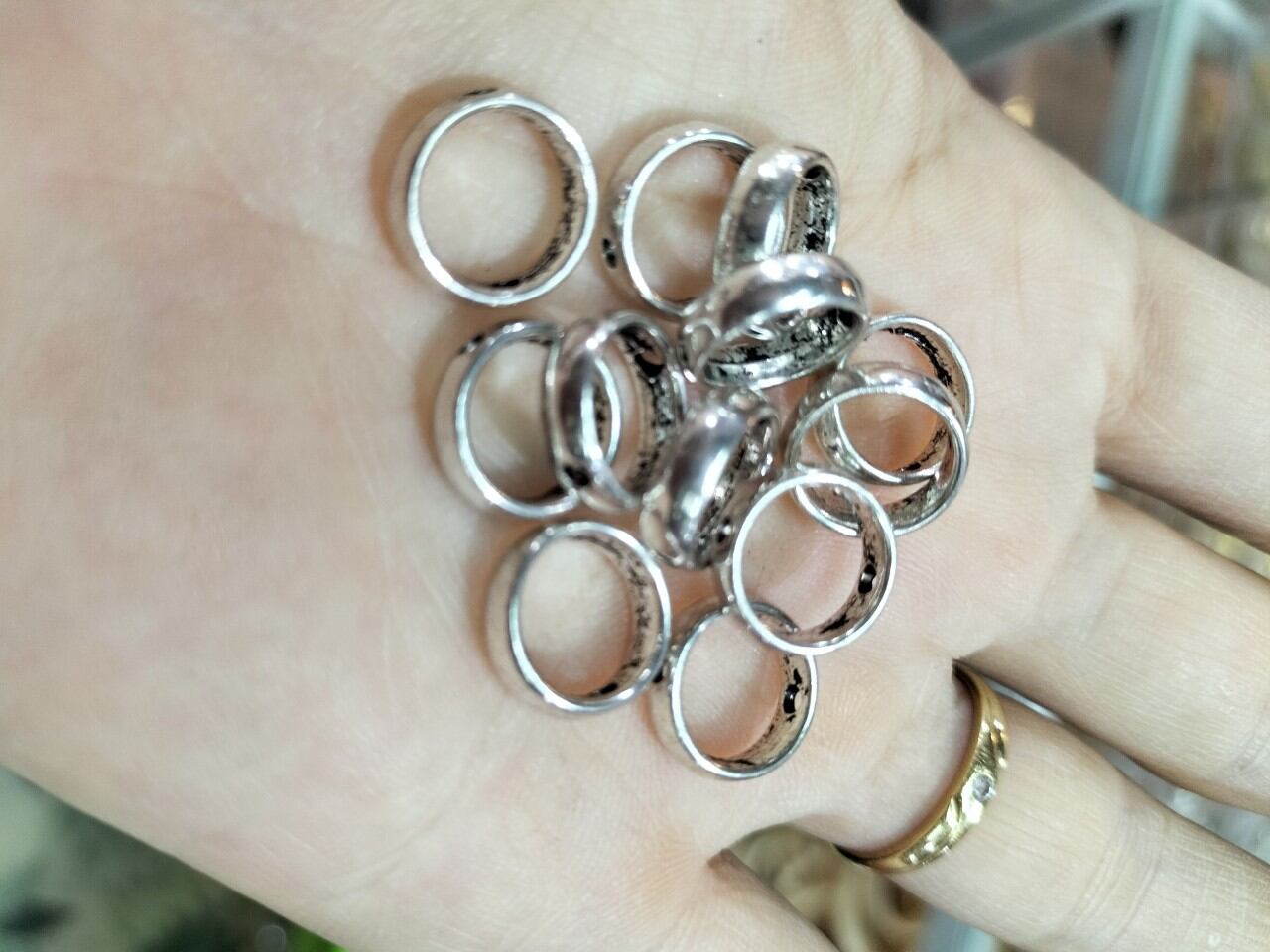 Charm bọc đá bọc hạt 8li hình tròn làm vòng