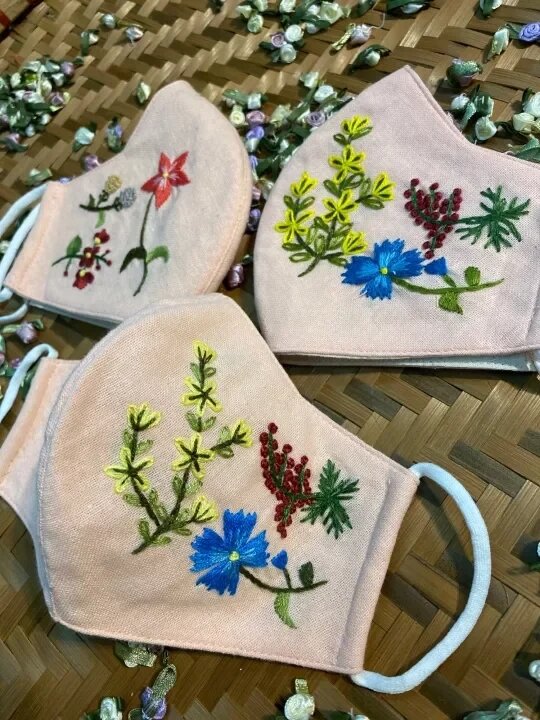 Khẩu trang thêu tay vải linen (handmade by Pong )