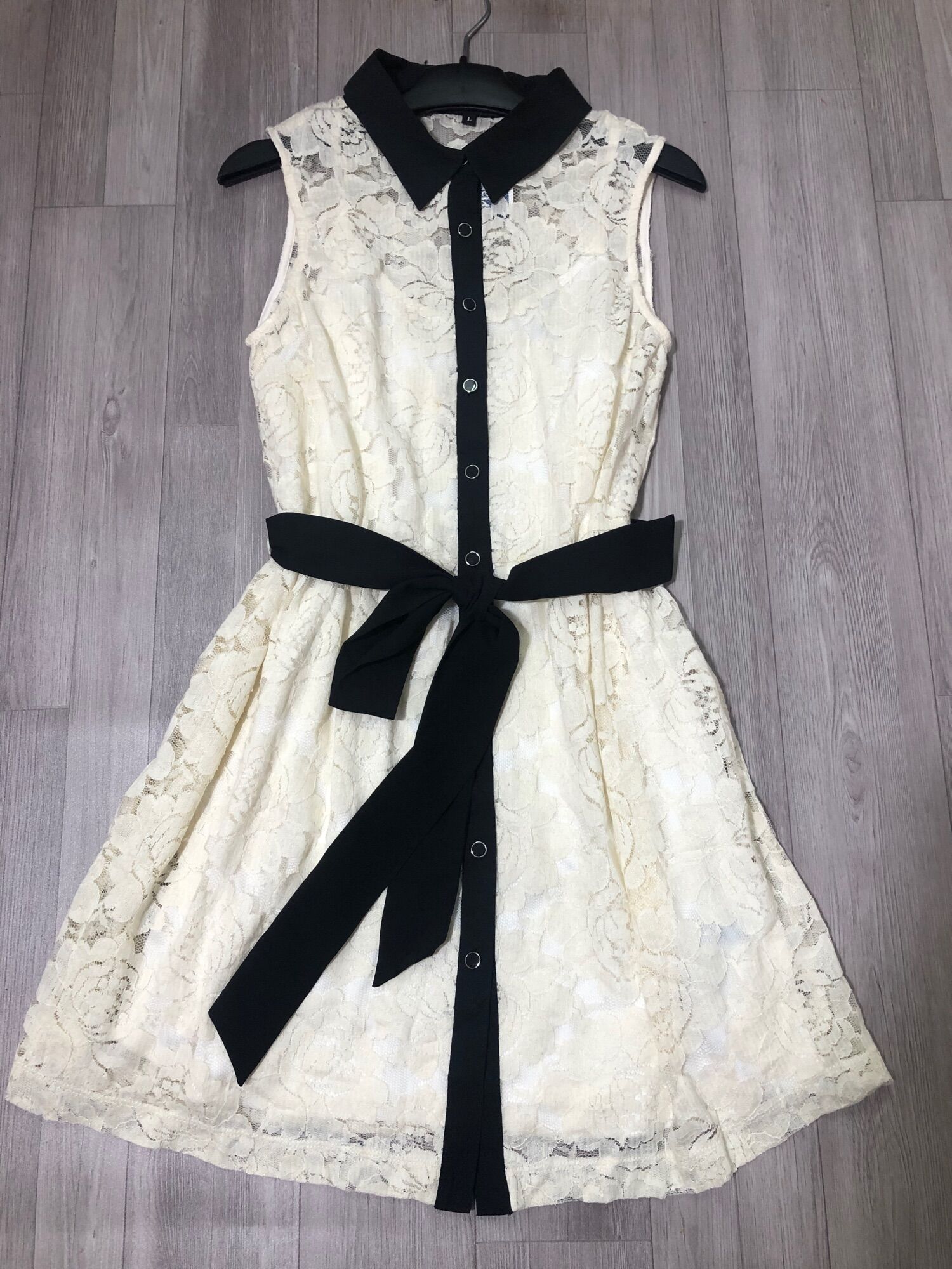 đầm ren vnxk M L form nhỏ màu mỡ gà