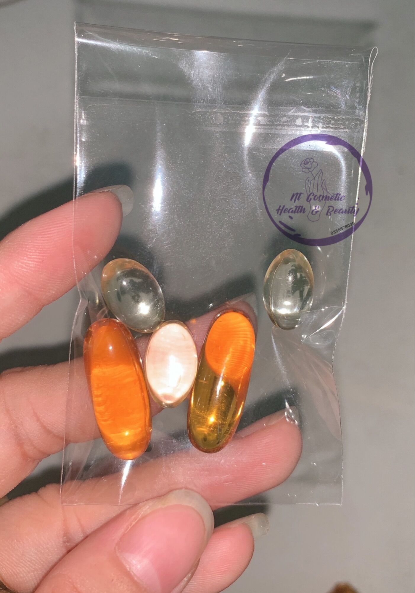 Viên vitamin e và cốt dầu trộn kem dưỡng ẩm sáng da