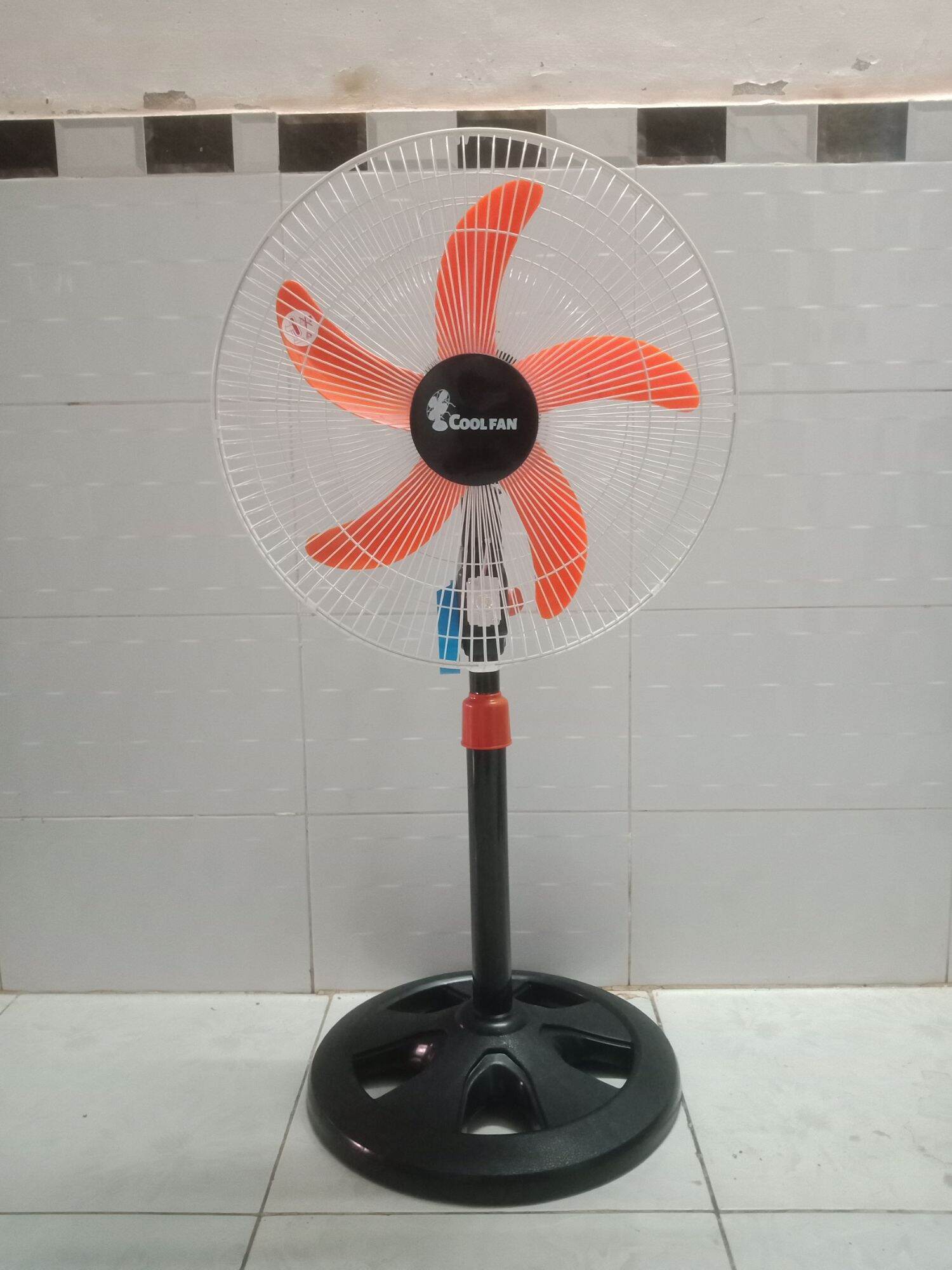 Quạt công nghiệp b4 gắn sẵn đế pin để sử dụng pin mkita 18v 21v