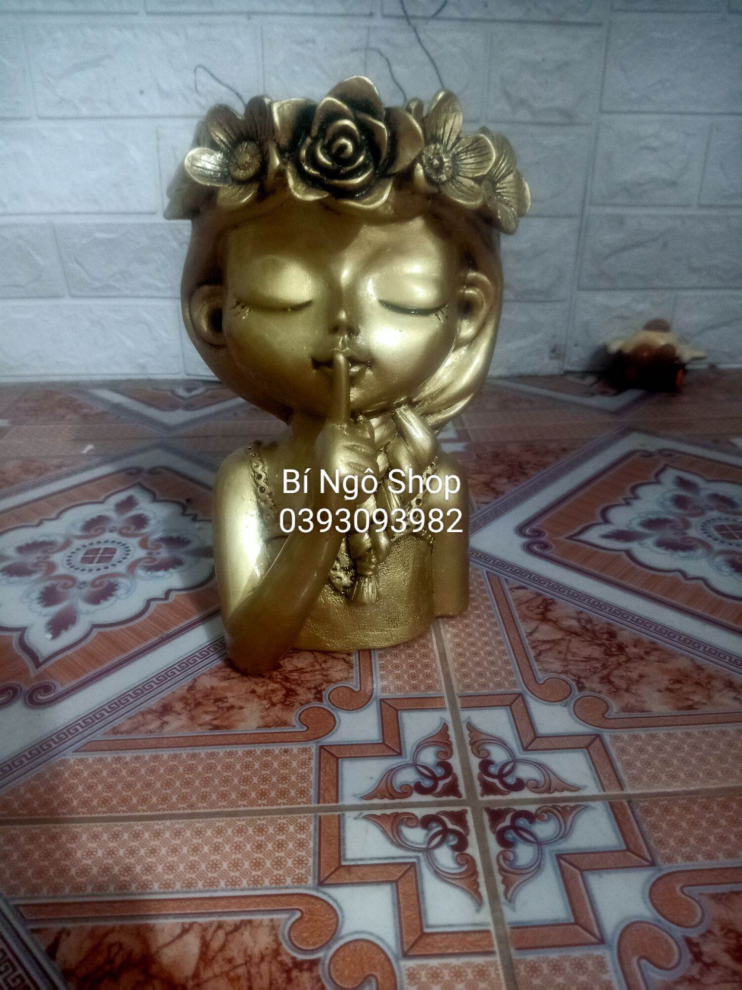 Bình hoa composite cô gái Tết tóc cao 27cm