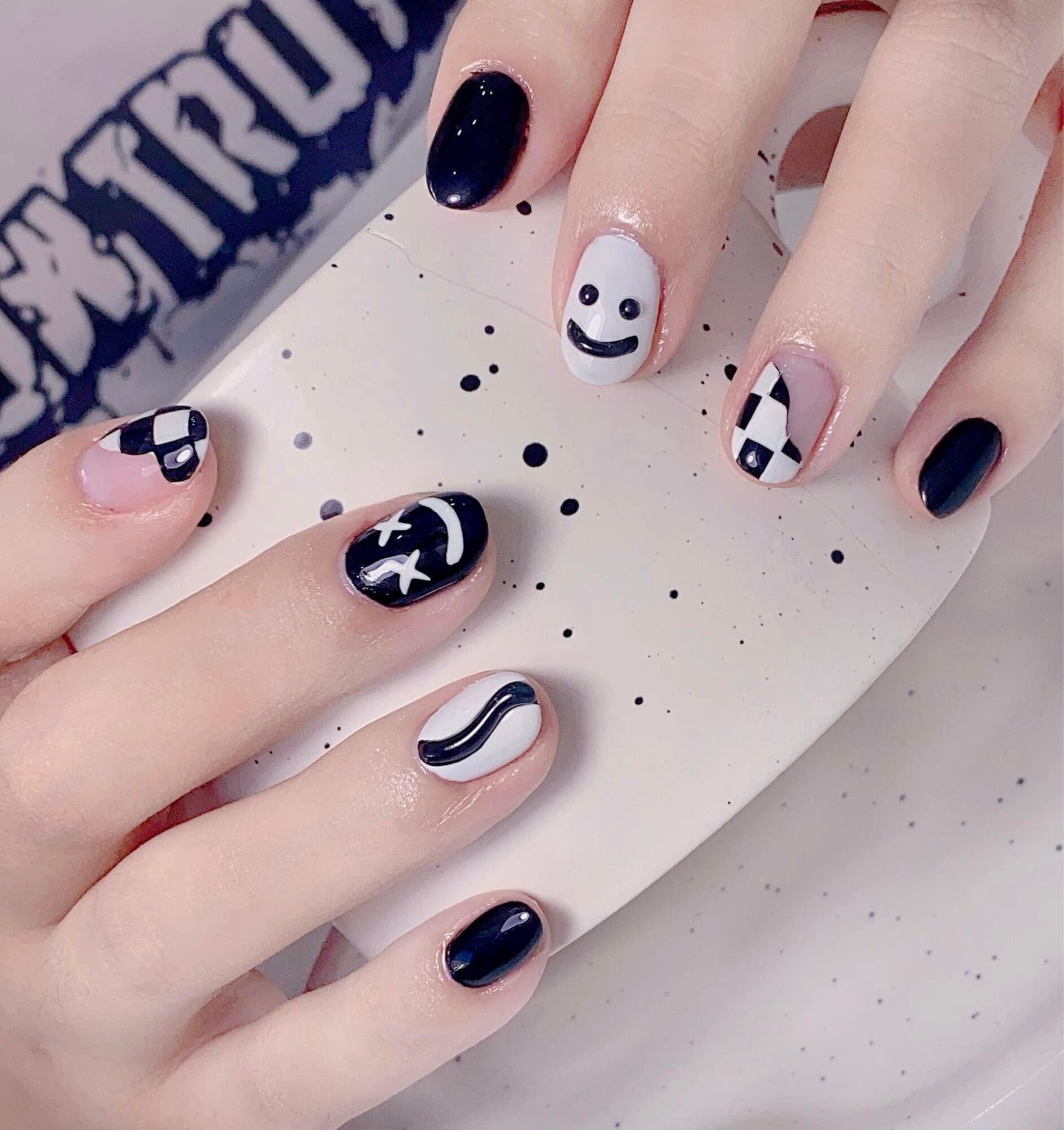 Nailbox thiết kế theo yêu cầu- mẫu nail trắng đen