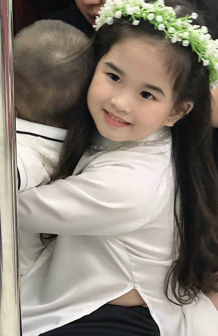 Áo Dài Trắng Cho Bé