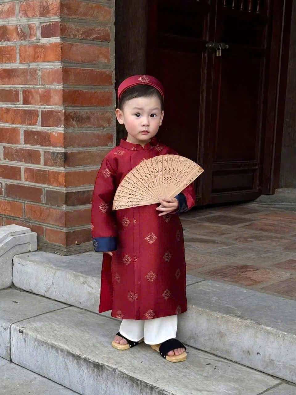 Áo Dài Cách Tân Bé Trai Kèm Khăn Đóng 2 Màu Cho Bé Diện Tết