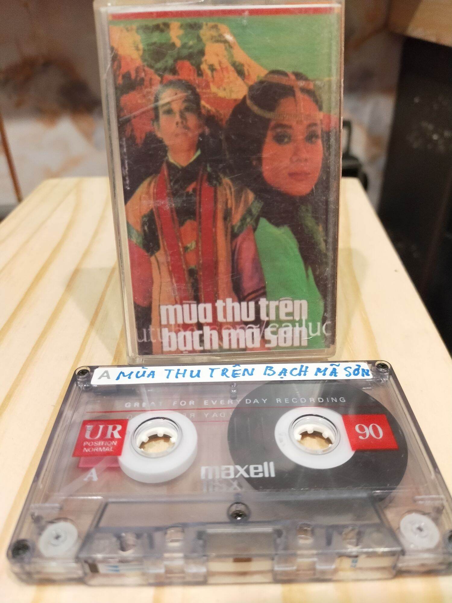 1 băng cassette maxell UR 90 phút cải lương mùa thu trên bạch mã Sơn( lưu ý: đây là băng cũ