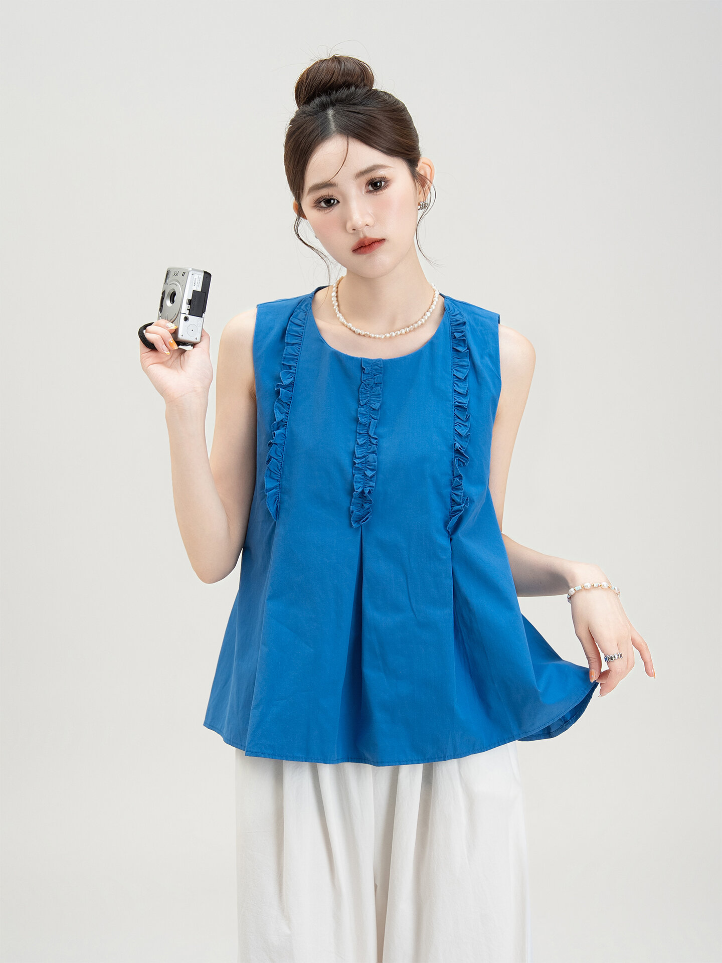 Nurture One | Áo Blouse Không Tay Dễ Thương Màu Xanh Pháp, Cổ Voan, Phối Ruffle