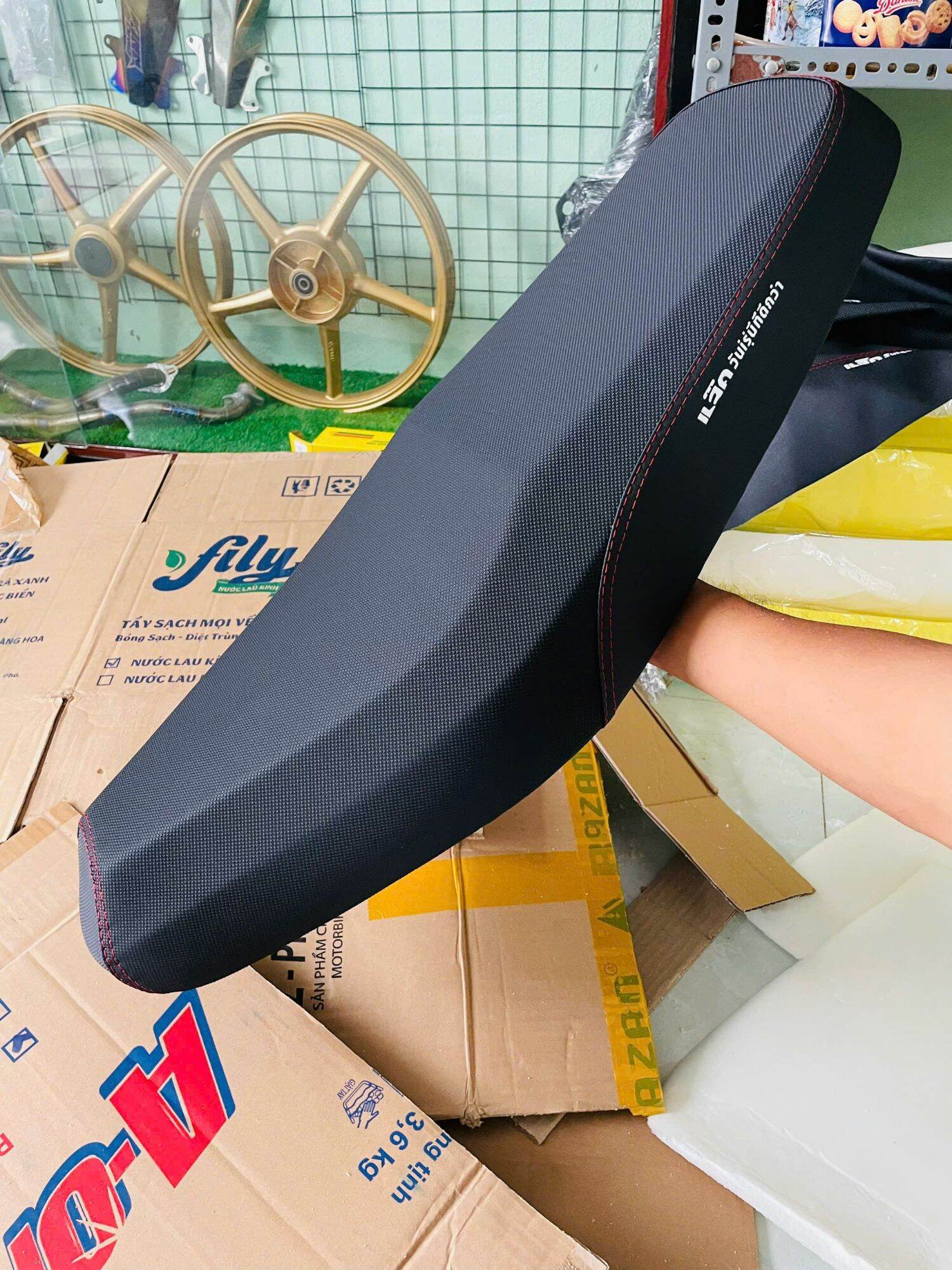 Small 2-Storey Wave-Shaped Saddle. Wave A110 Tq. There Are Foam and Leather Saddle Pads.