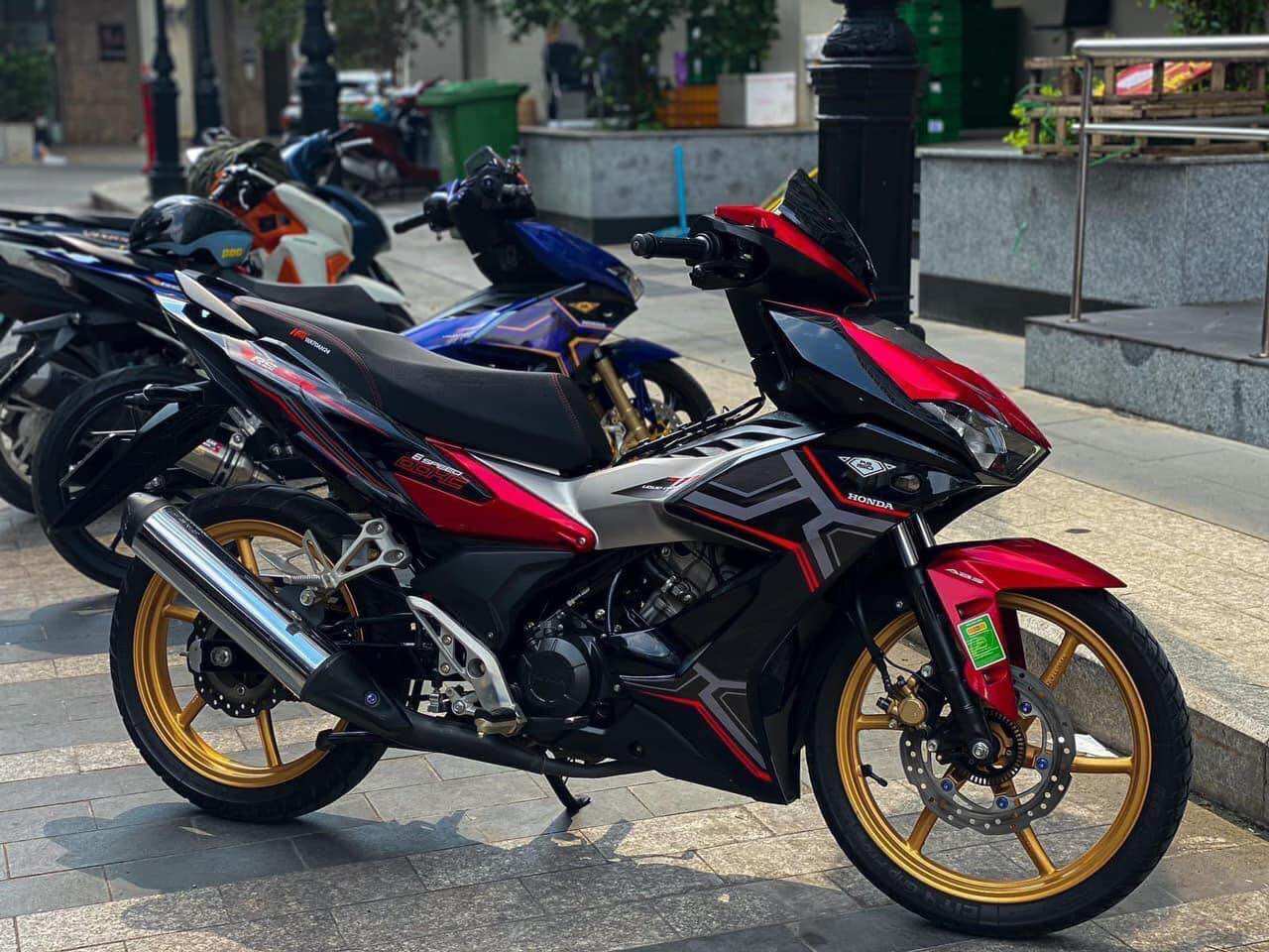 Tem xe winner x v2 mẫu rs đỏ dán xe đen đỏ đẹp