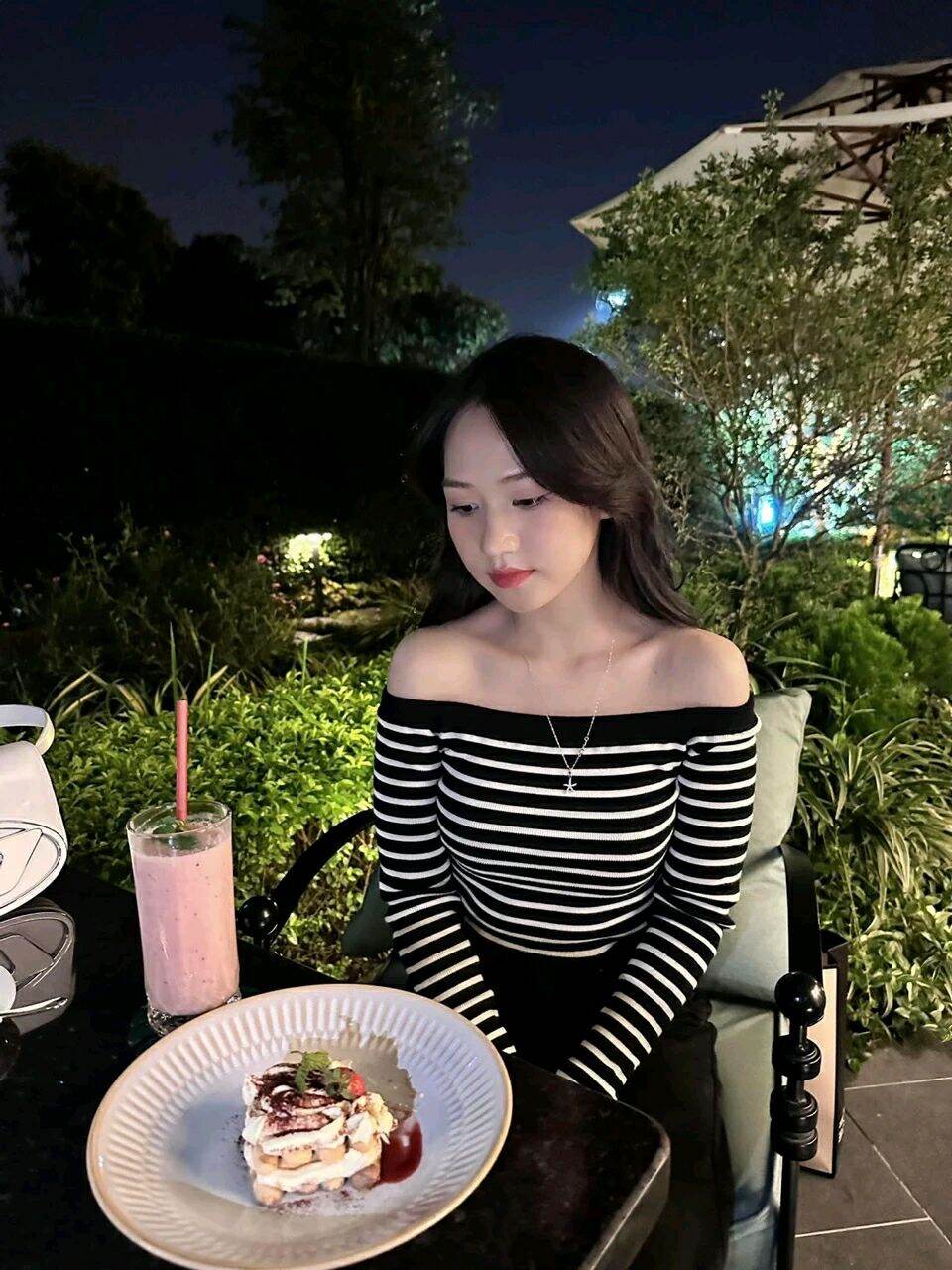 Áo croptop trễ vai sọc tay dài