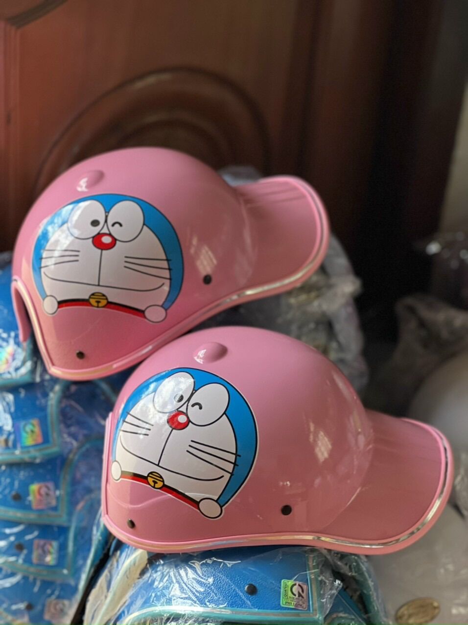 Nón bảo hiểm lưỡi trai hình doremon