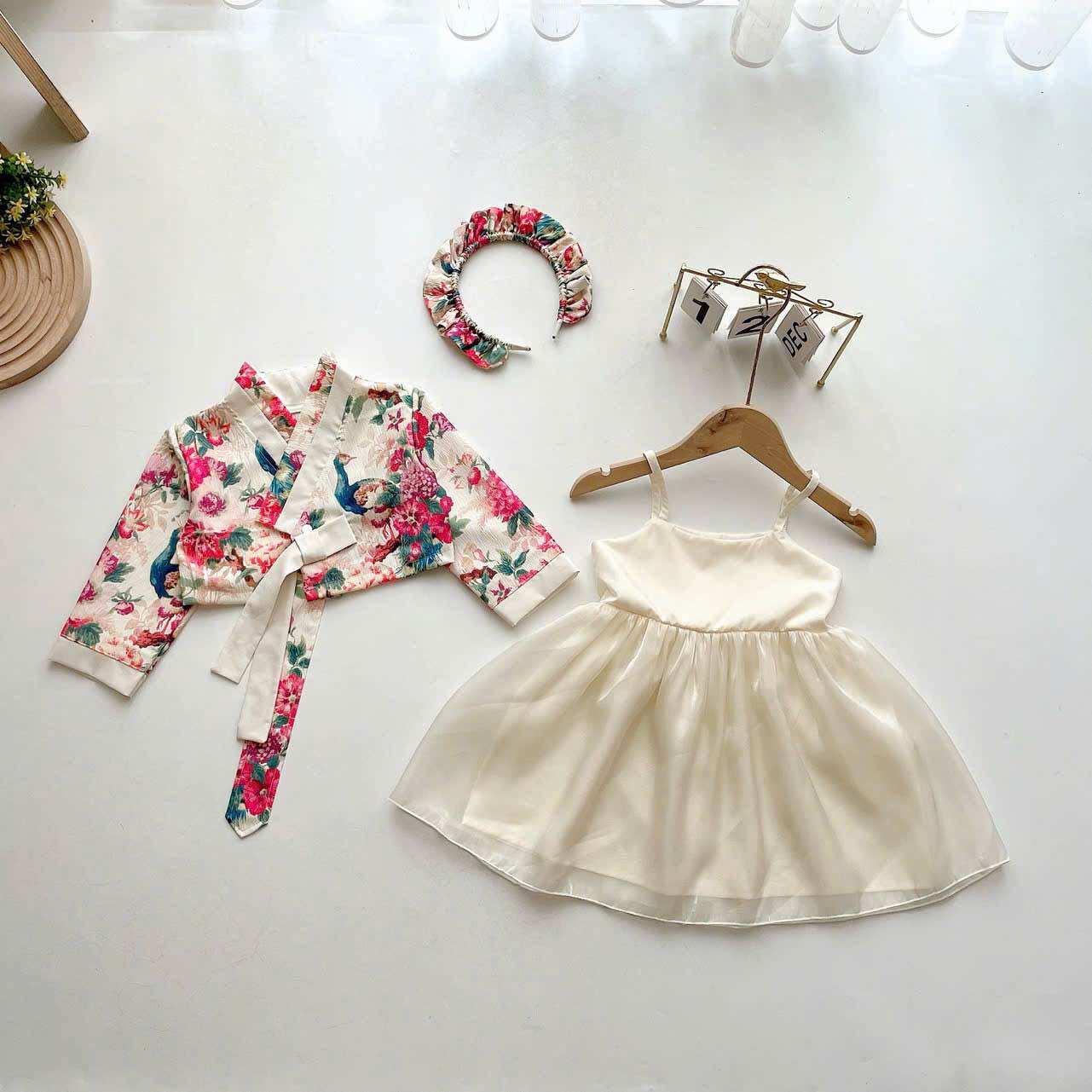 Váy Hanbok Hoa Nhí Đỏ Cho Bé Gái