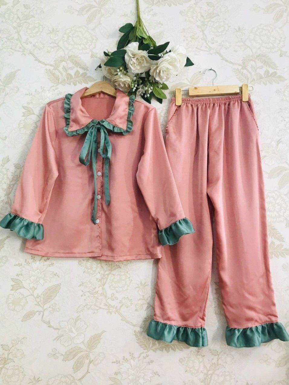 Đồ bộ pijama mặc nhà, lụa satin cao cấp, thoáng mát ,nhiều màu . Lụa Satin là chất liệu thời thượng dành cho các sản phẩm đồ mặc nhà pijama bởi bề mặt bóng mượt và độ rũ cao.  -Khác với lụa phi bóng, lụa Satin mang lại cảm giác nhẹ, mát, dễ  chịu.