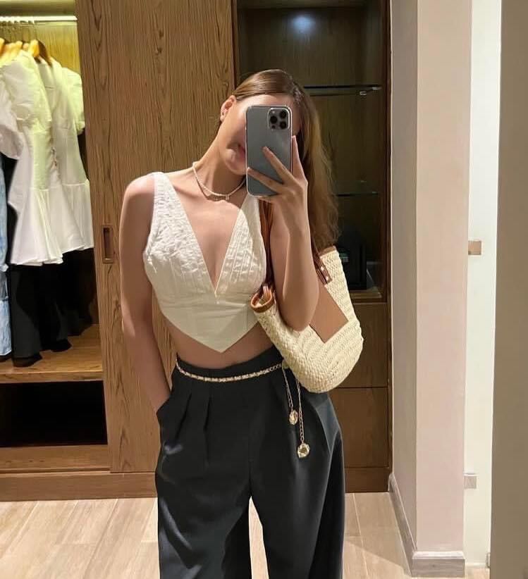 ÁO CROP TRẮNG CỔ V TÀ NHỌN
