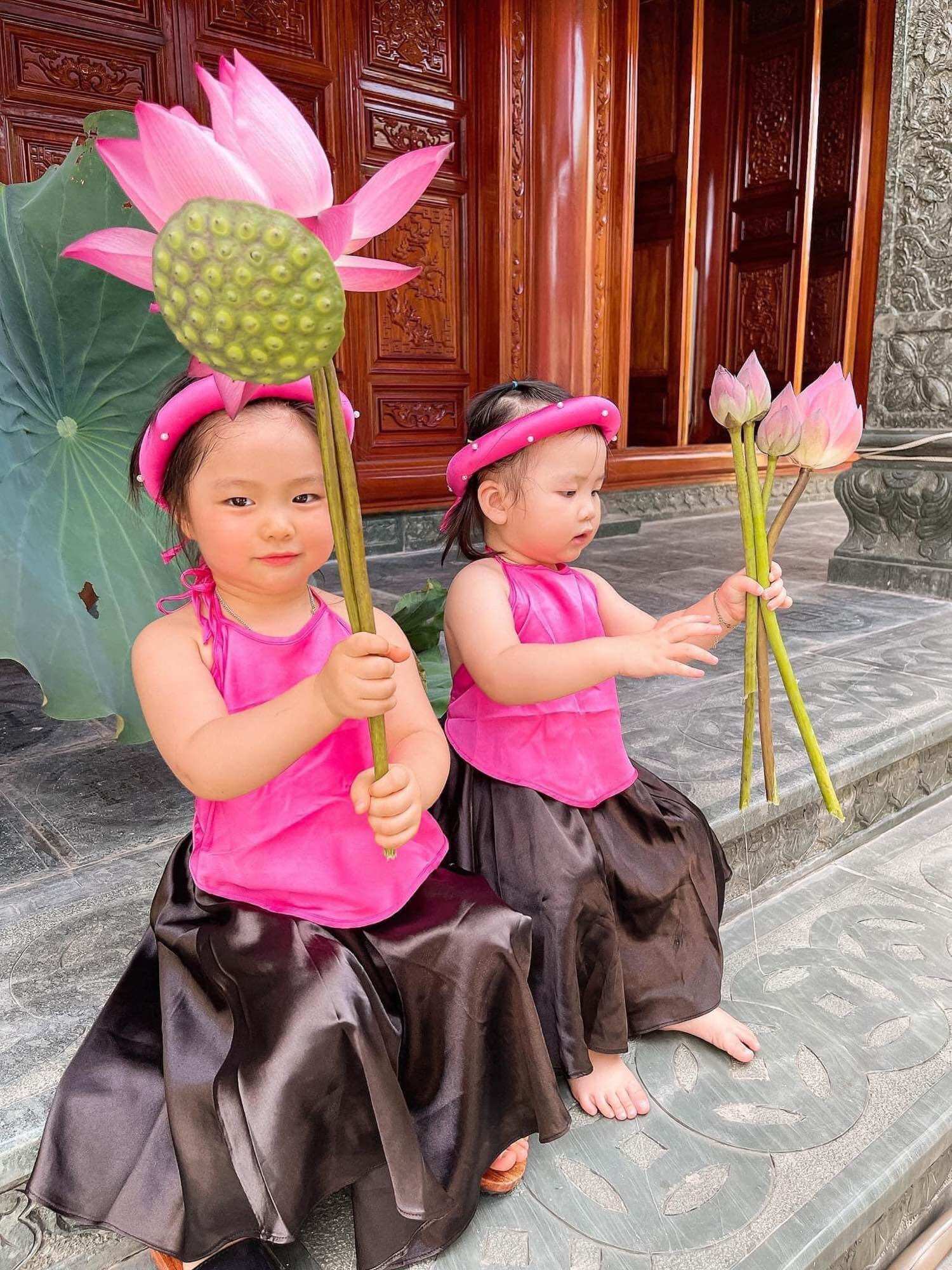 Yếm đào kèm mấn cho bé gái