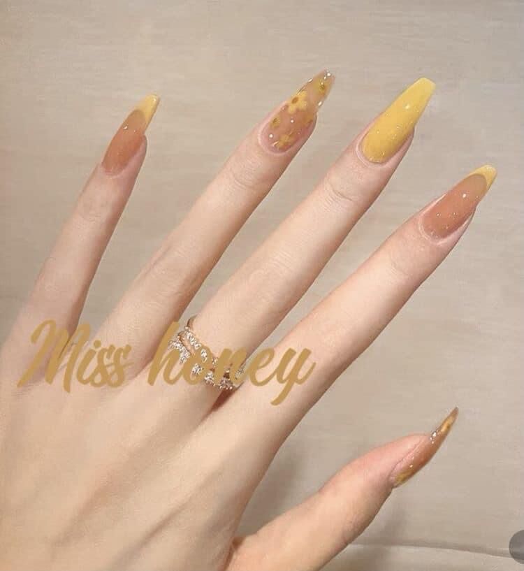 Nail box thiết kế theo phom móng khách đặt đủ dụng cụ / keo mini