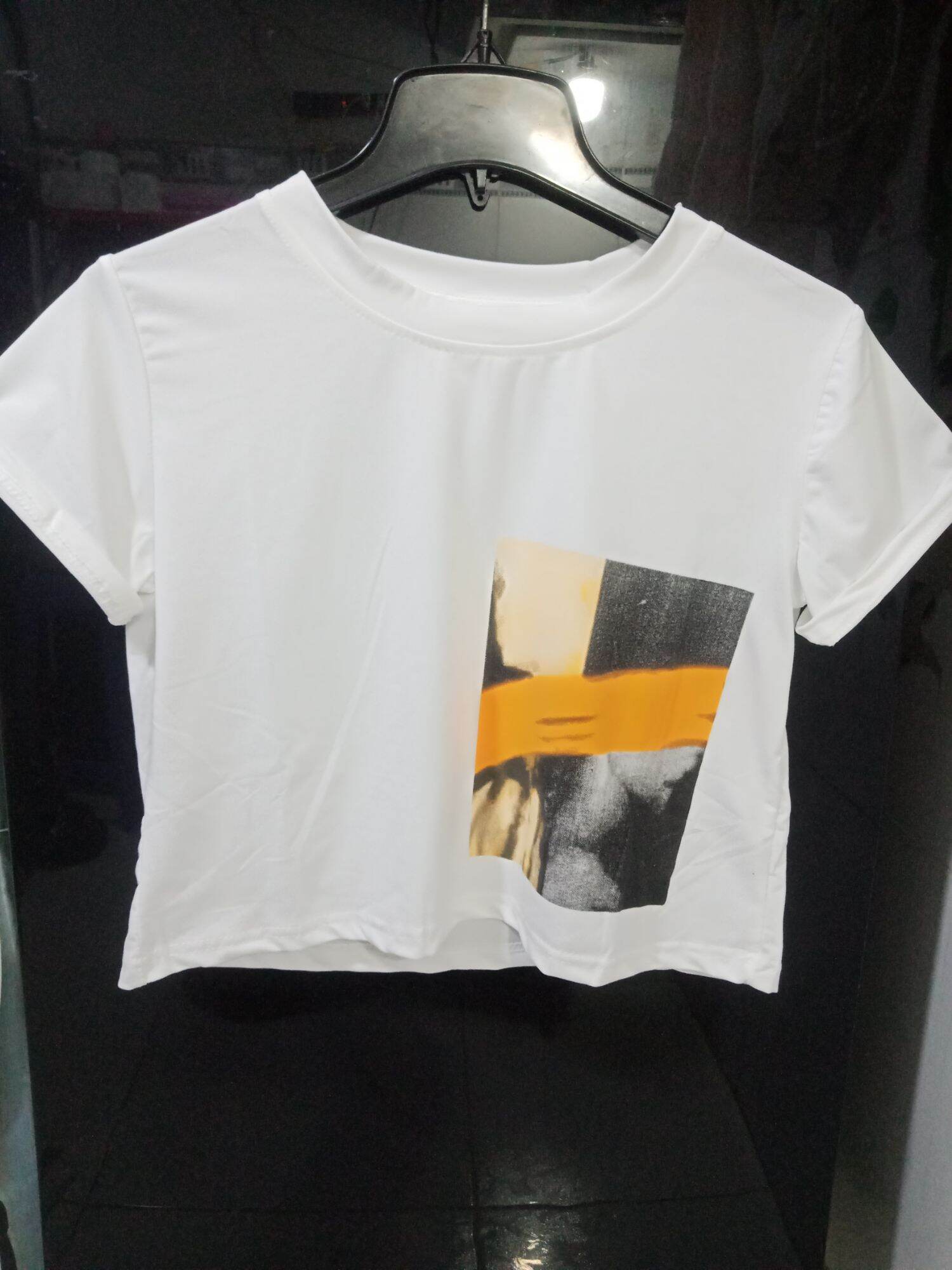 Áo thun croptop kiểu Hàn Quốc, cotton mềm mịn co giãn tốt.