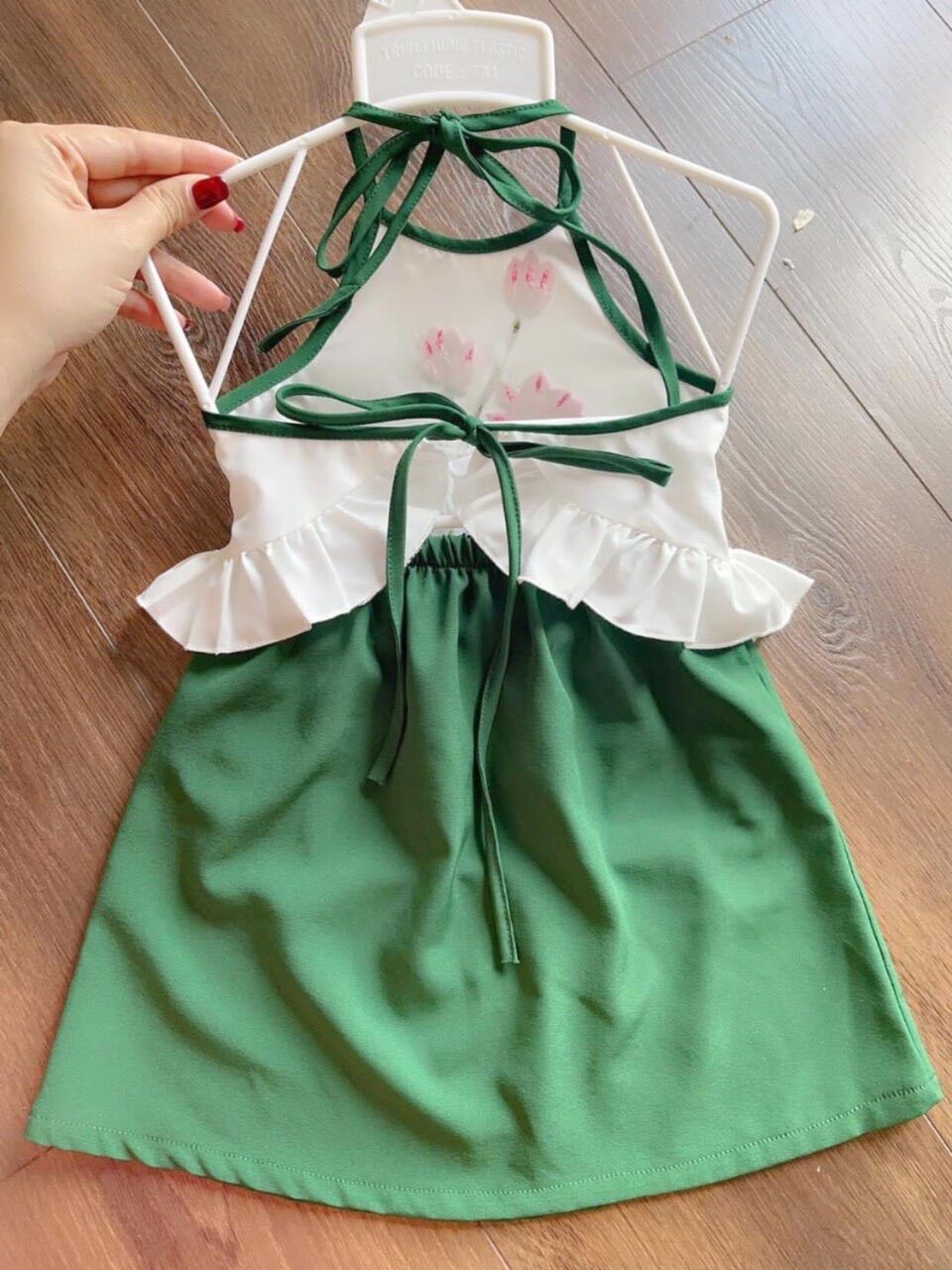 Yếm Lụa Hoa Sen Chân Váy Xanh Cho Bé Gái