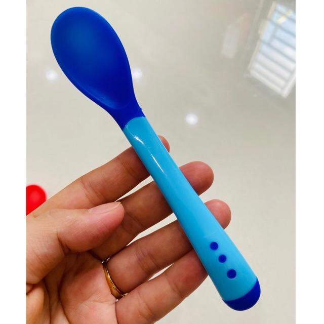 Thìa ăn dặm báo nóng cho bé yêu