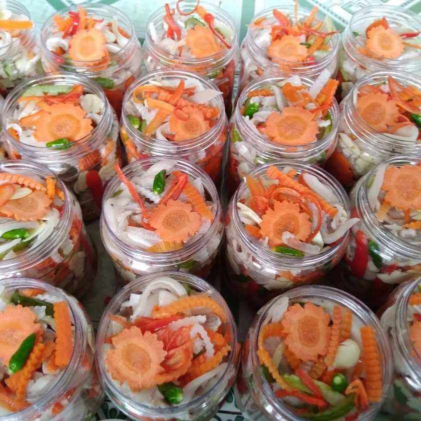 Dưa chua thập cẩm.giòn giòn, vị  chua ngọt vừa ăn . gồm đu đủ, rau muống, cải  đỏ, cải trắng,  cải dưa..ăn  kèm  với  các  món  trong ngày  tết  rất ngon . 75k/kg