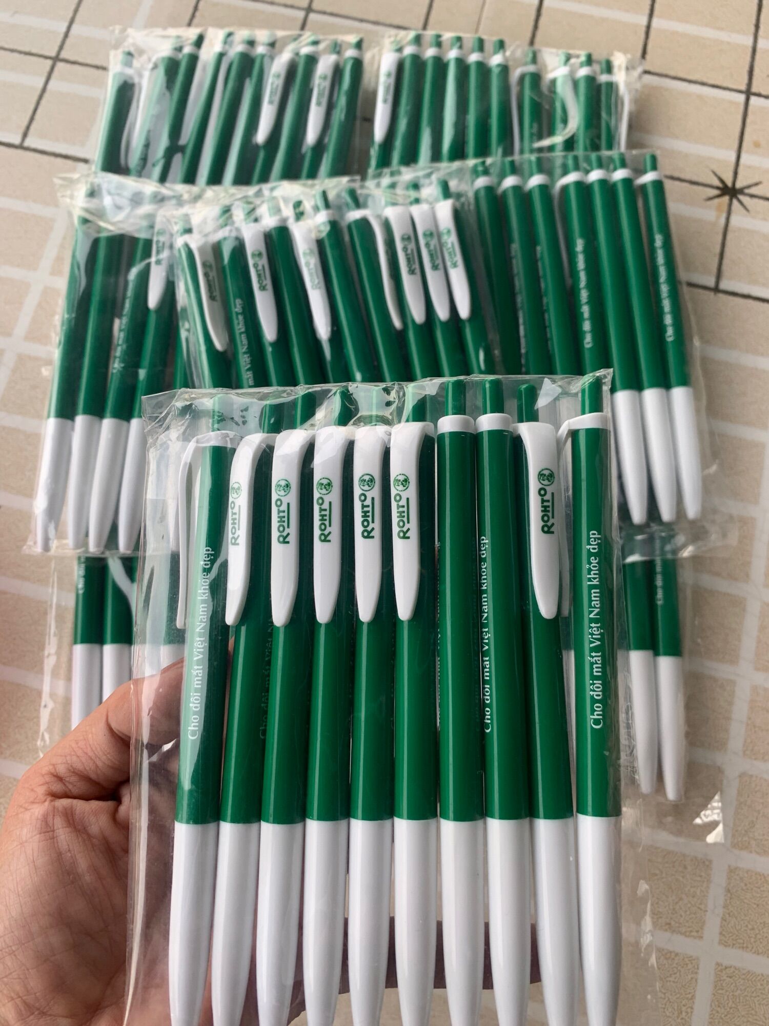 Bút bi ROHTO mực xanh 20 cây