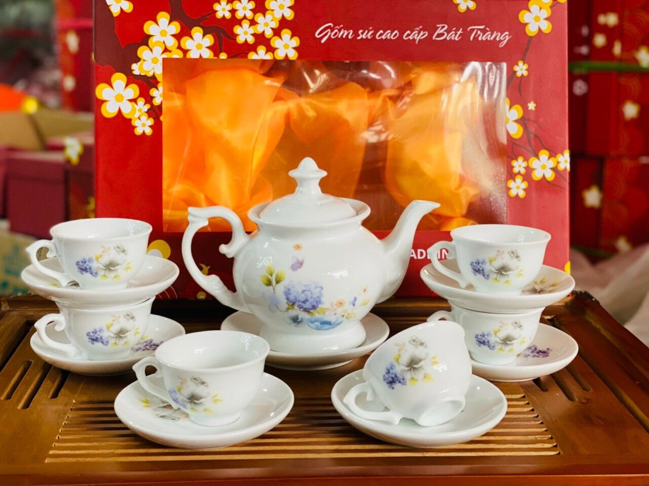 Bộ ấm trà gốm sứ Bát Tràng cao cấp.