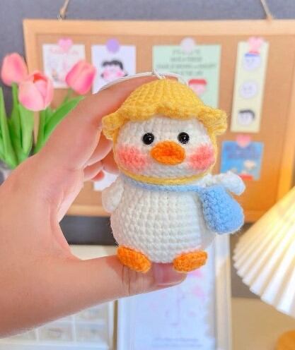 Vịt đội nón đeo túi bằng len dễ thương