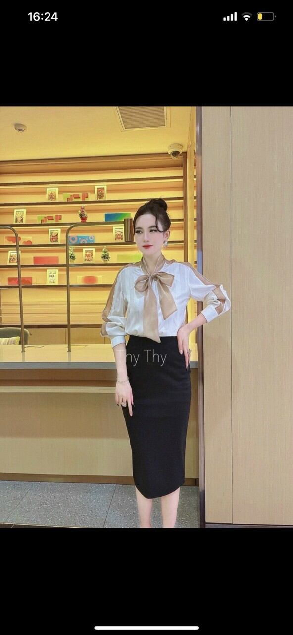 Chân váy ôm dáng dài qua gối. Xẻ sau