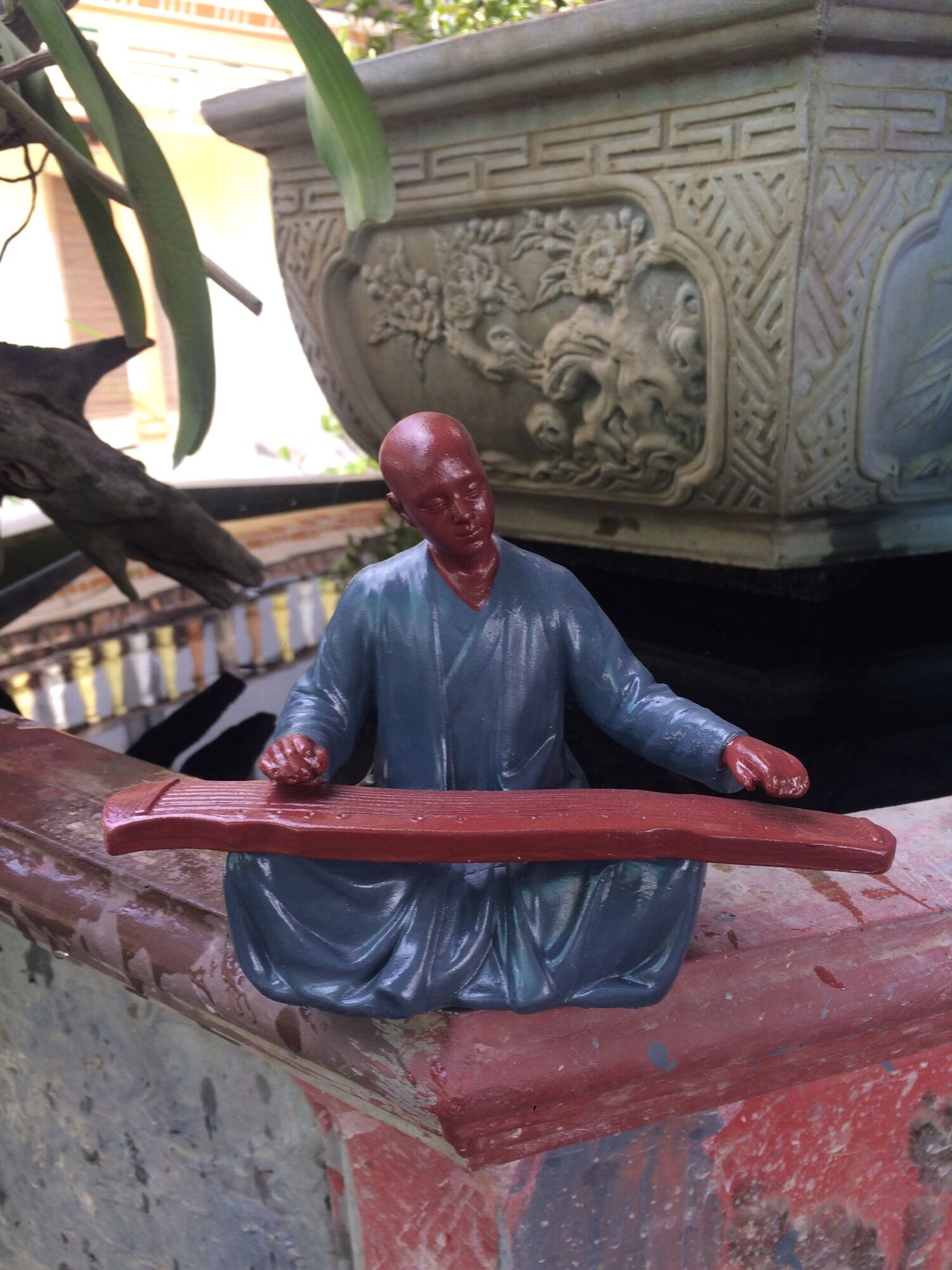 tượng tăng nhân đánh đàn(chất liệu xi măng)