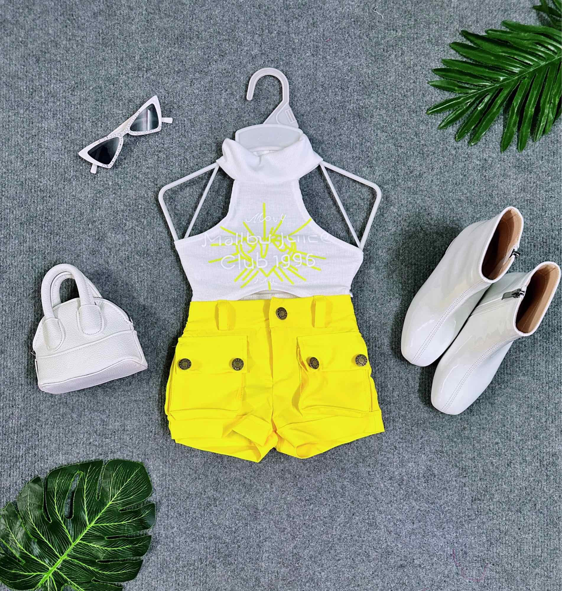 Set áo thun trắng cổ yếm quần đùi đen túi hộp cho bé gái