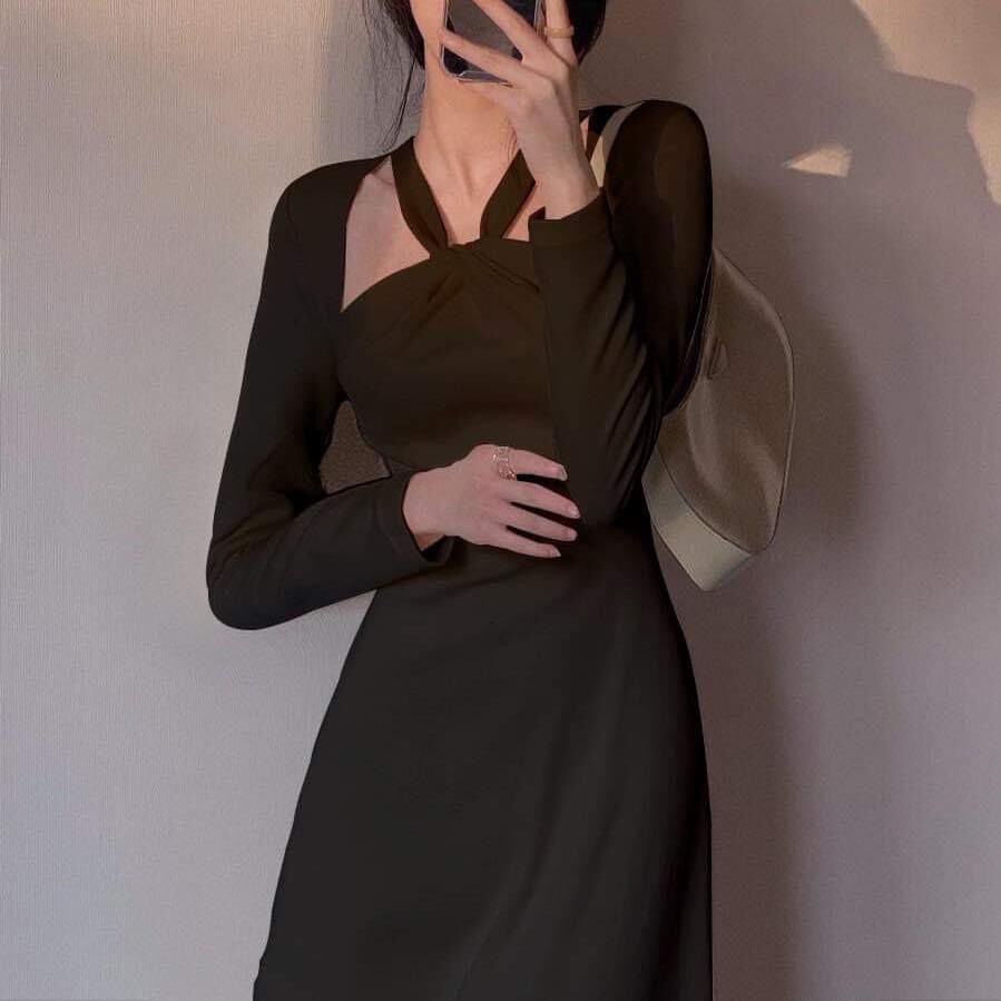 Đầm yếm xoắn ngực