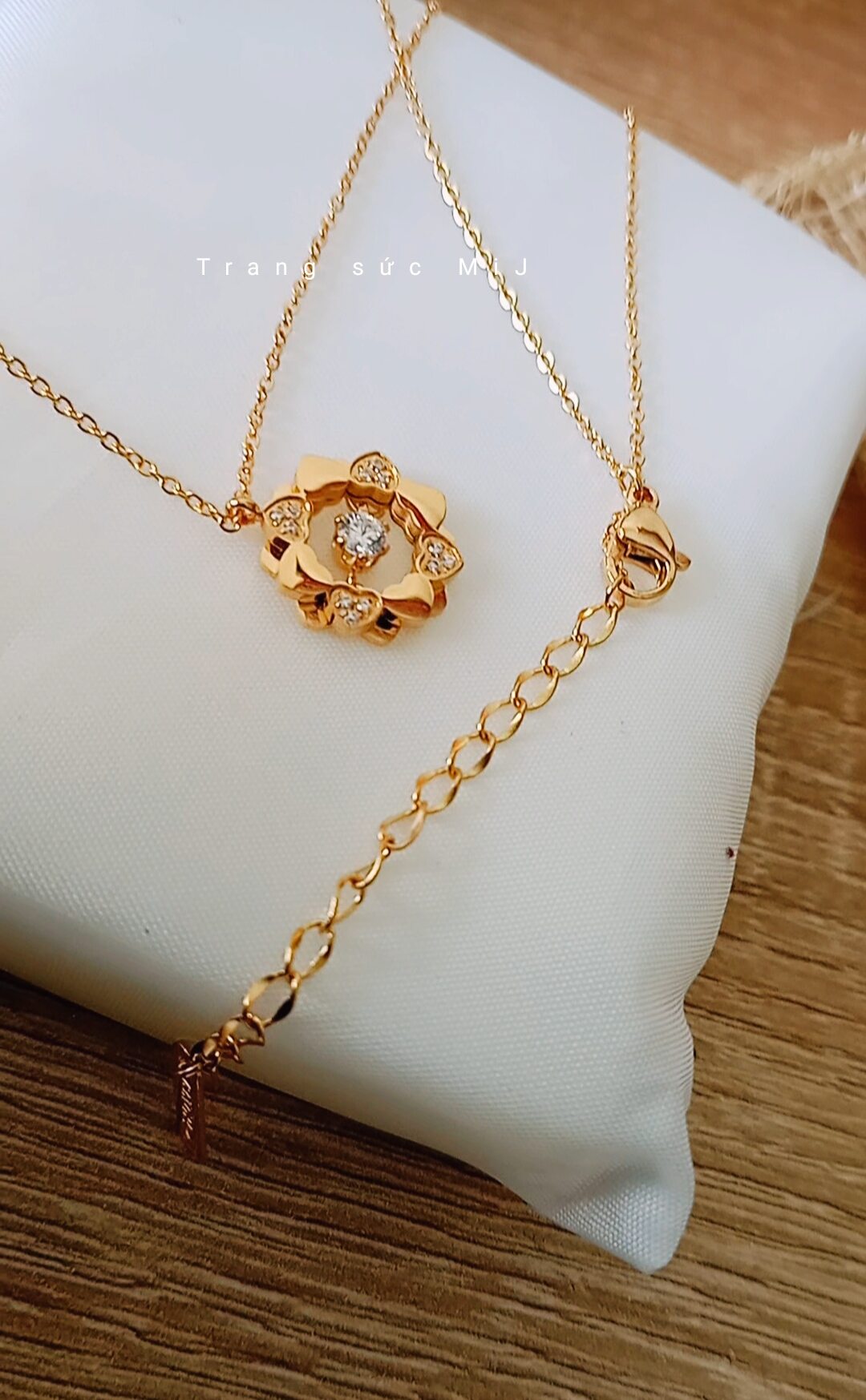 Elegant and Luxury Titan Flower Pendant Necklace
