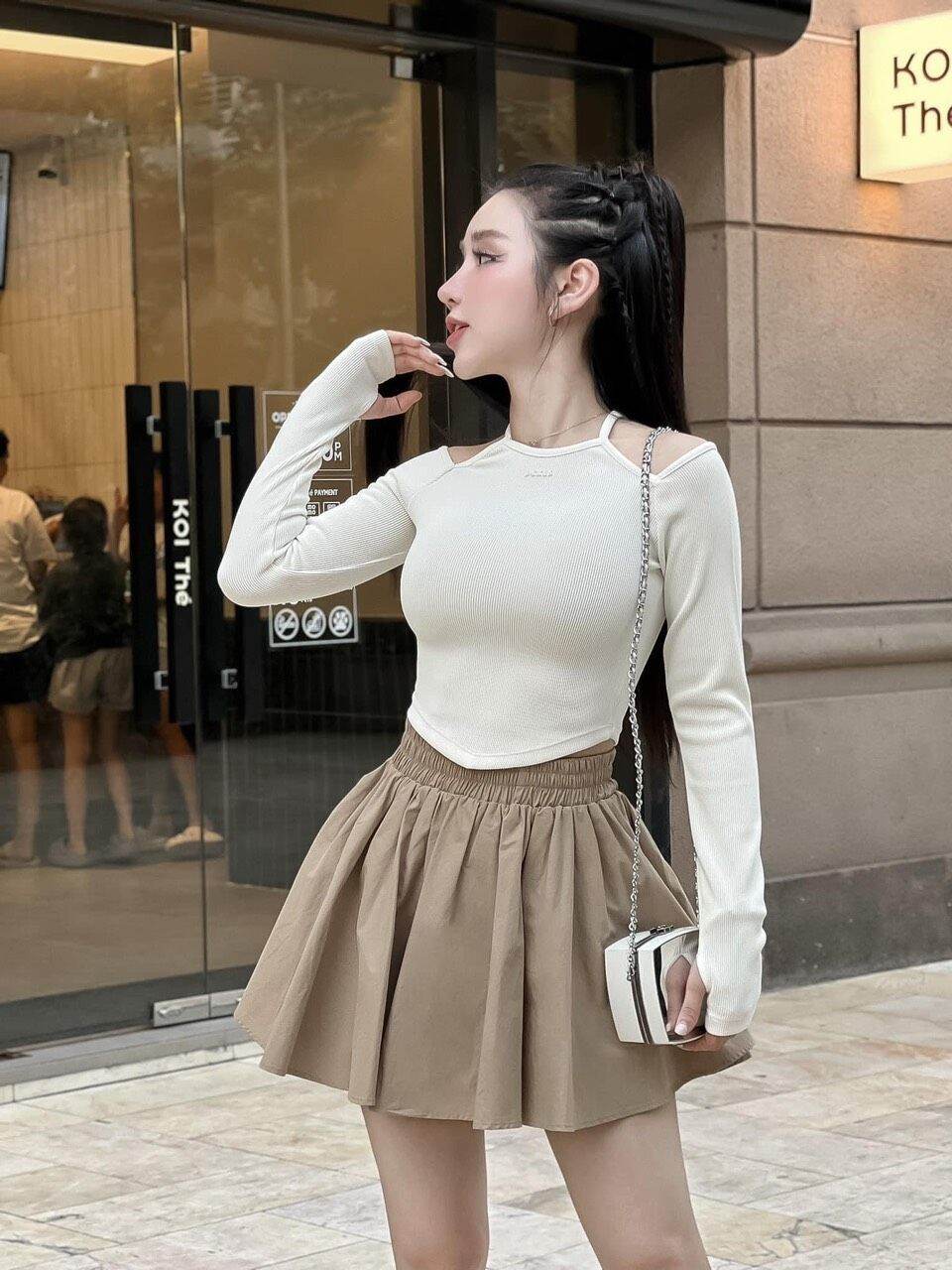 Áo croptop yếm cổ tay dài