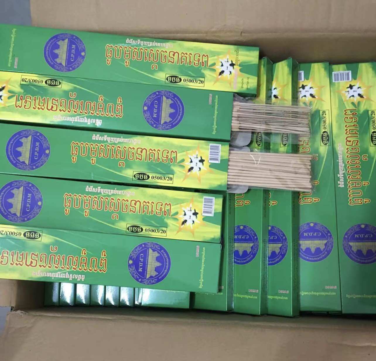 Combo 10 hộp Nhang Muỗi Thái Lan dạng cây (10 hộp tặng 1 cái Qu.ẹt chống gió - 1 hộp 30 cây)
