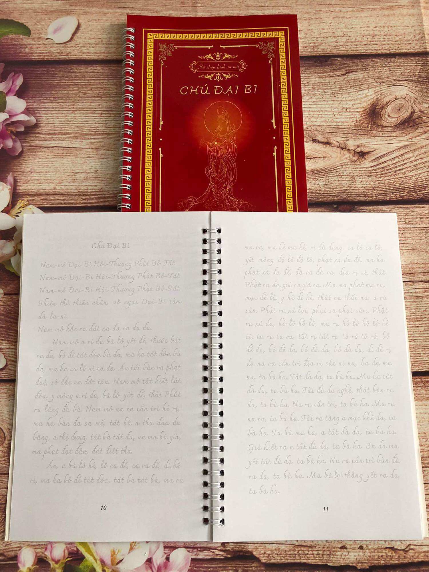 Vở chép kinh Chú Đại Bi in mờ (tặng kèm bút)
