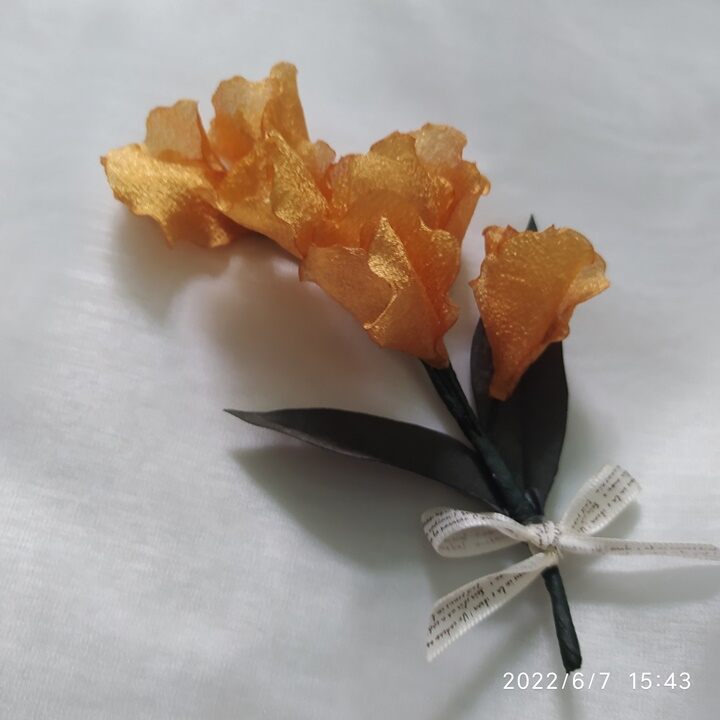 Hoa cài áo handmade Canto màu vàng.