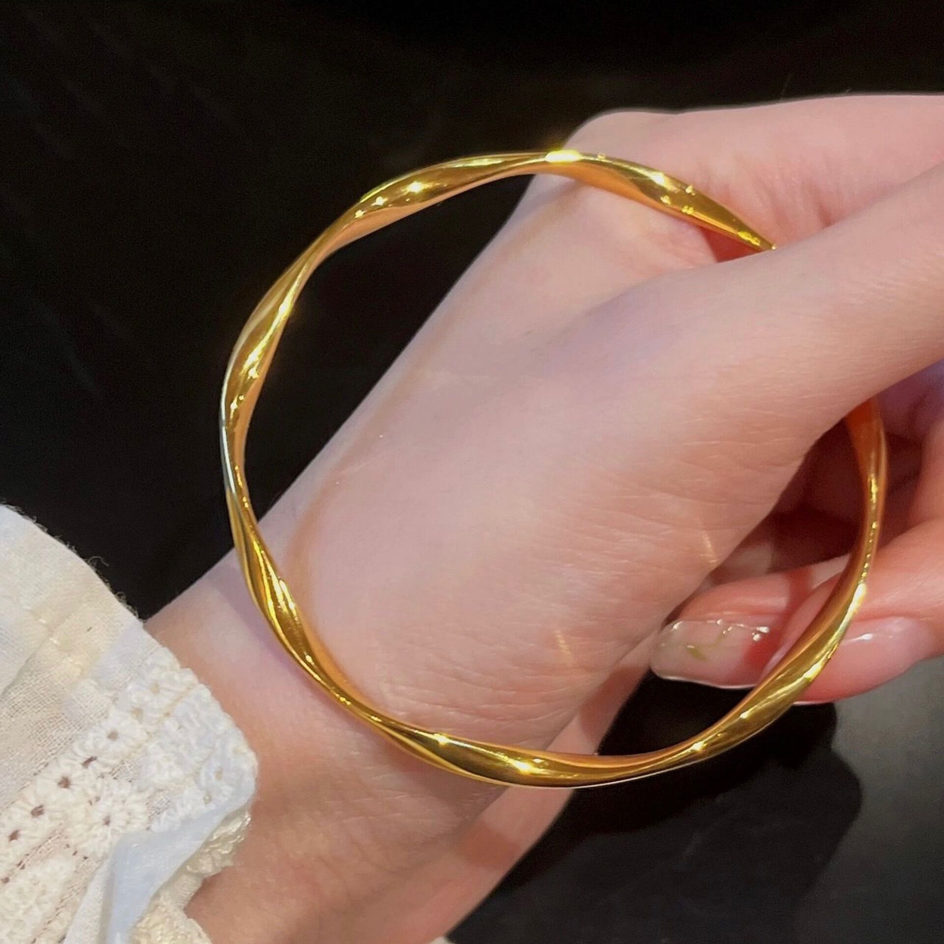 Vòng tay nữ cuff xoắn titan không đen đẹp Ring House