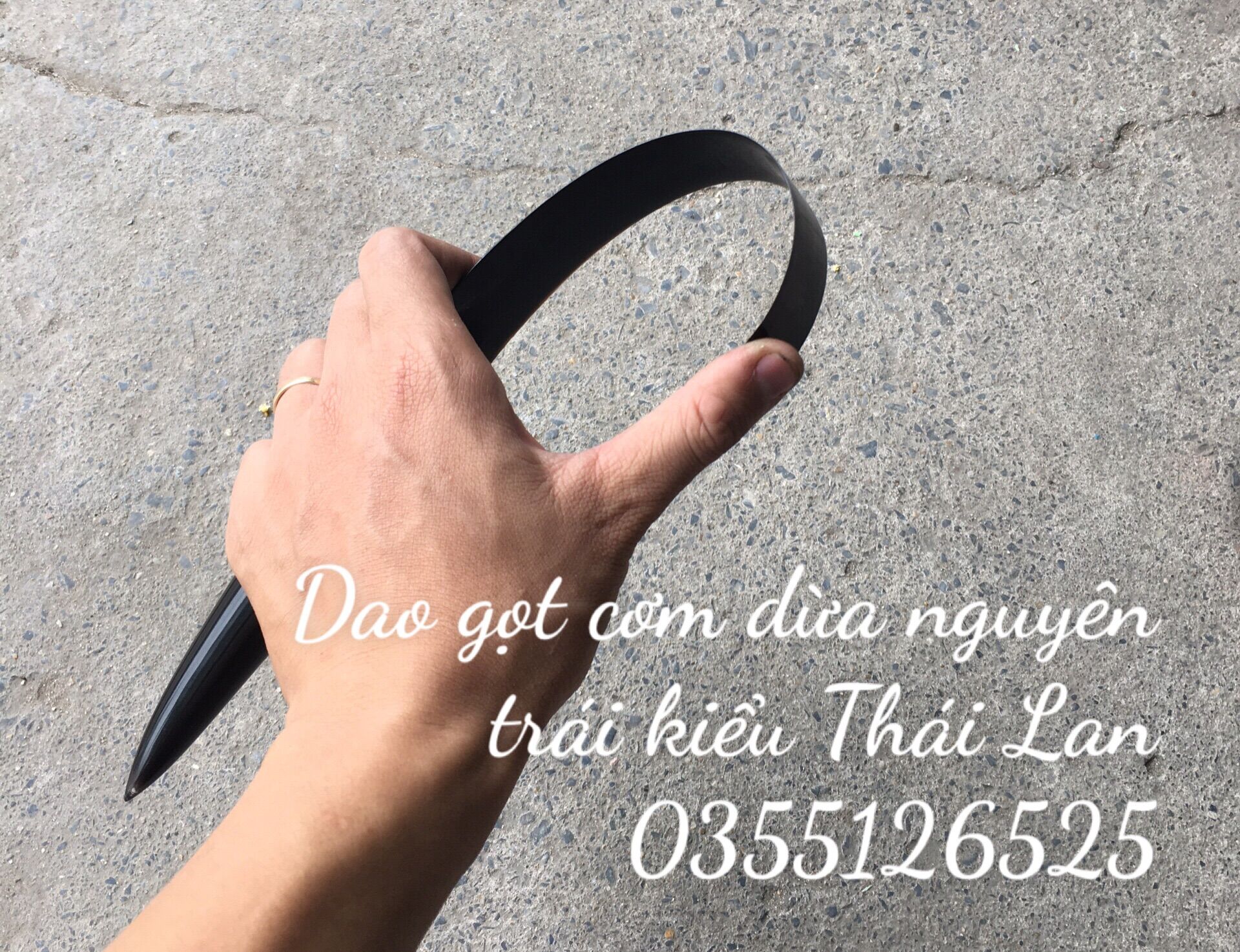 Dụng cụ tách cơm dừa nguyên quả kiểu Thái Lan, mềm dẻo dễ thao tác