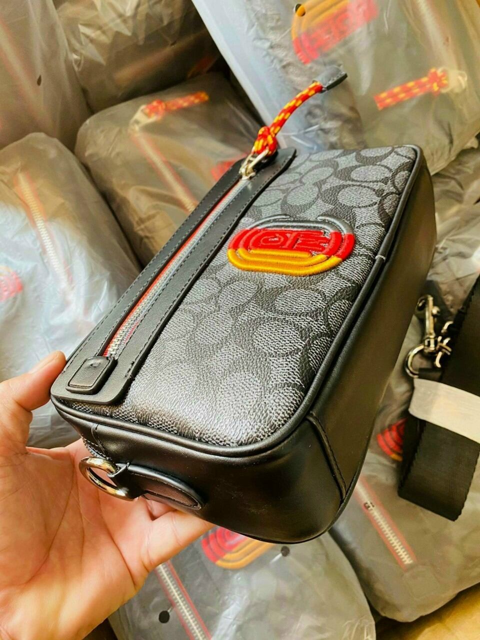 Túi
Coach đeo chéo nam da thật sang chảnh