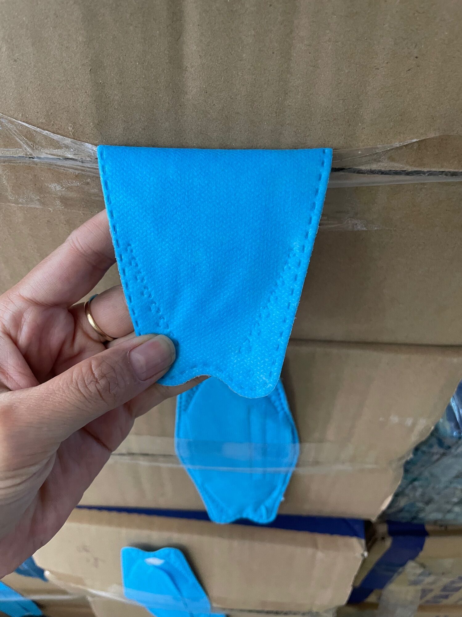1 thùng khẩu trang 300 chiếc hiệu DC mask màu xanh đậm như hình