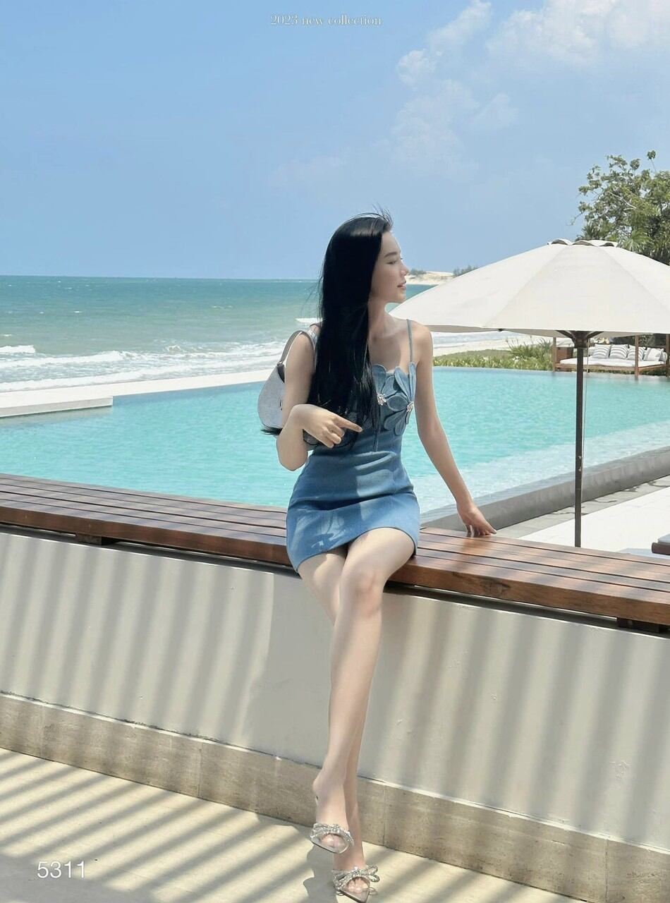 ĐẦM 2 DÂY JEAN HOA TRƯỚC NGỰC