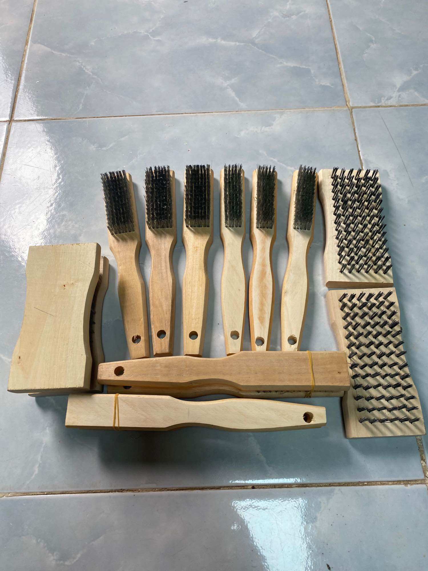 Bàn chải sắt cán gỗ 5hàng-7hàng-vuông